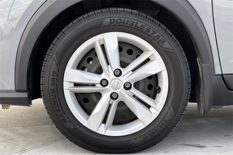 Nissan Kicks Vehicle Full-screen Gallery Image 24