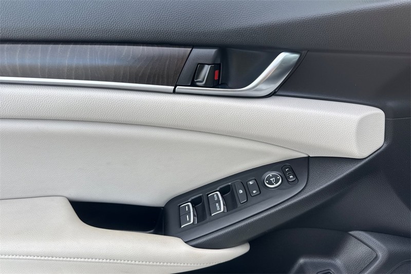 Honda Accord Sedan Vehicle Full-screen Gallery Image 10