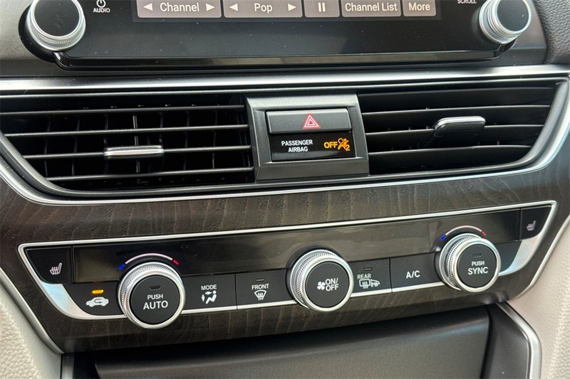 Honda Accord Sedan Vehicle Full-screen Gallery Image 18