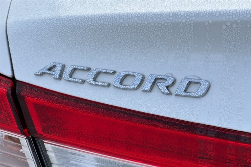 Honda Accord Sedan Vehicle Full-screen Gallery Image 25