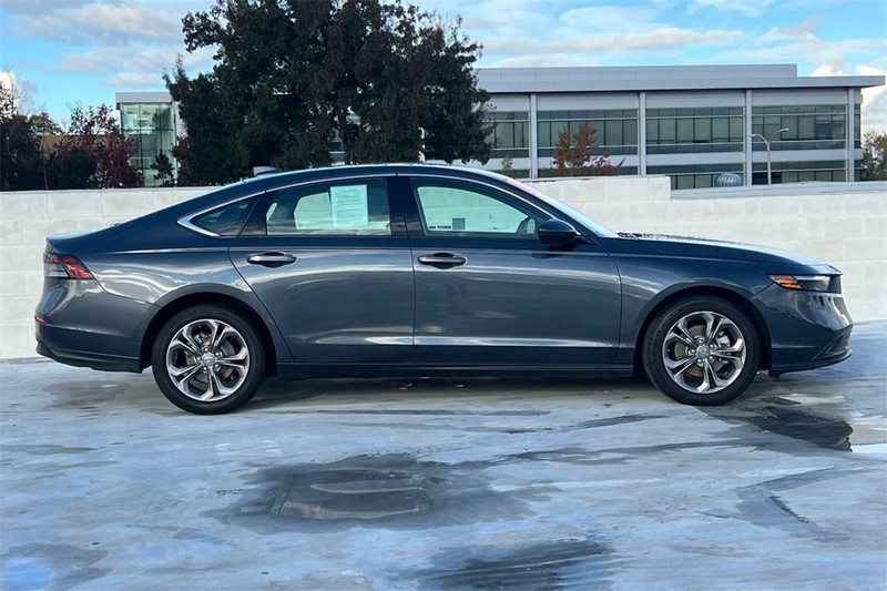 Honda Accord Sedan Vehicle Full-screen Gallery Image 02