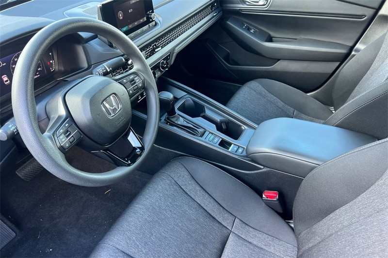 Honda Accord Sedan Vehicle Full-screen Gallery Image 09