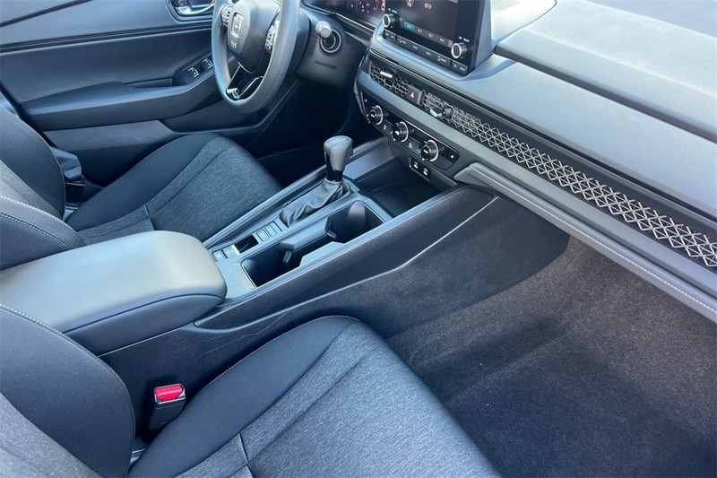 Honda Accord Sedan Vehicle Full-screen Gallery Image 14