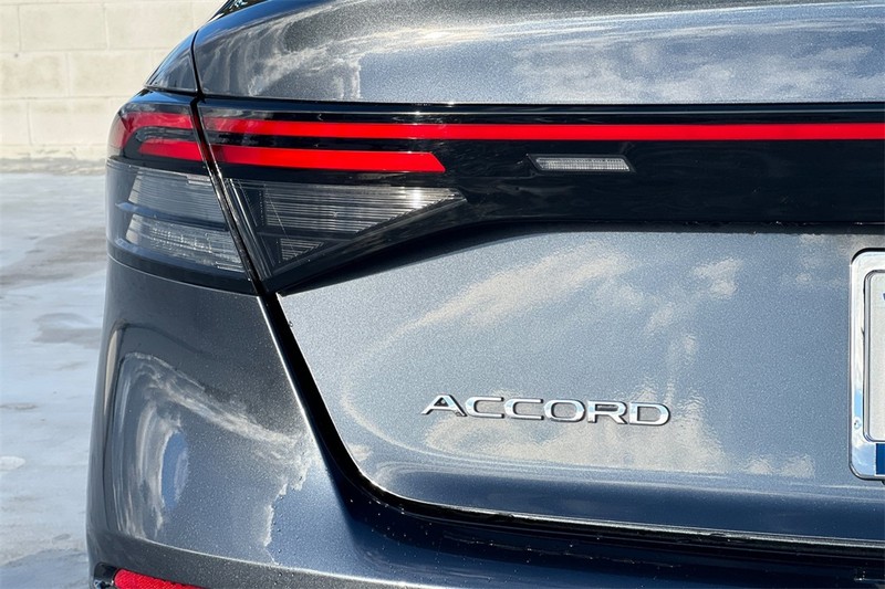 Honda Accord Sedan Vehicle Full-screen Gallery Image 25