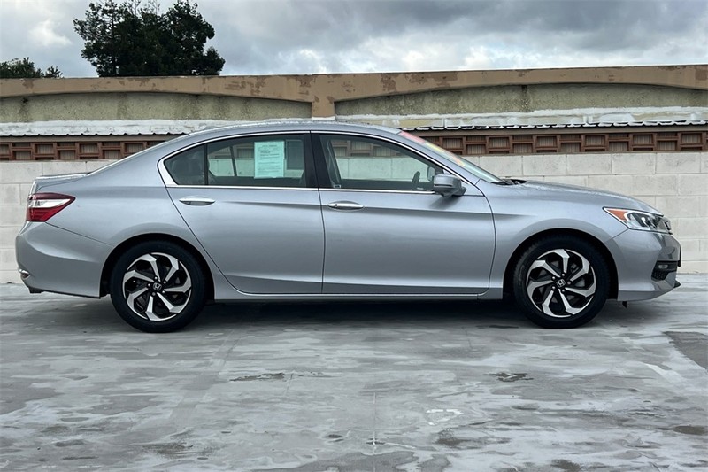 Honda Accord Sedan Vehicle Full-screen Gallery Image 02