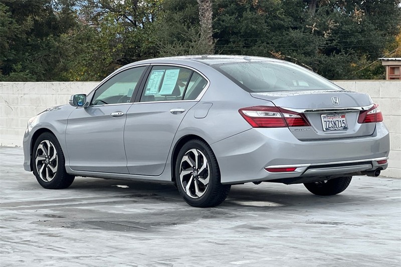 Honda Accord Sedan Vehicle Full-screen Gallery Image 05