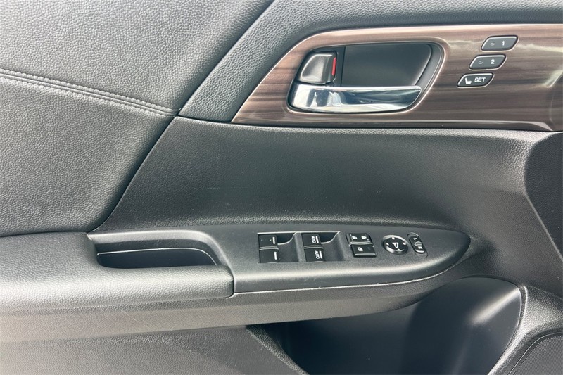 Honda Accord Sedan Vehicle Full-screen Gallery Image 10