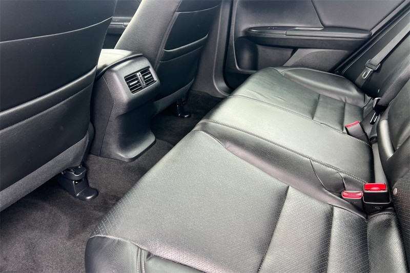 Honda Accord Sedan Vehicle Full-screen Gallery Image 11