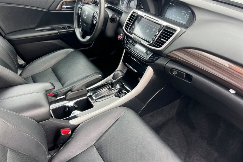 Honda Accord Sedan Vehicle Full-screen Gallery Image 14