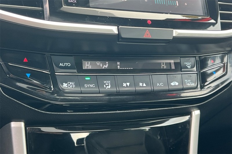 Honda Accord Sedan Vehicle Full-screen Gallery Image 18