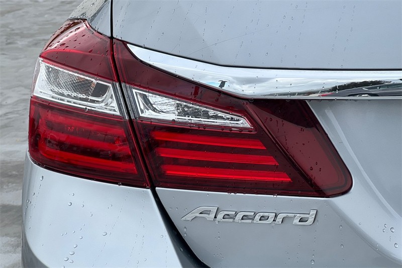 Honda Accord Sedan Vehicle Full-screen Gallery Image 25