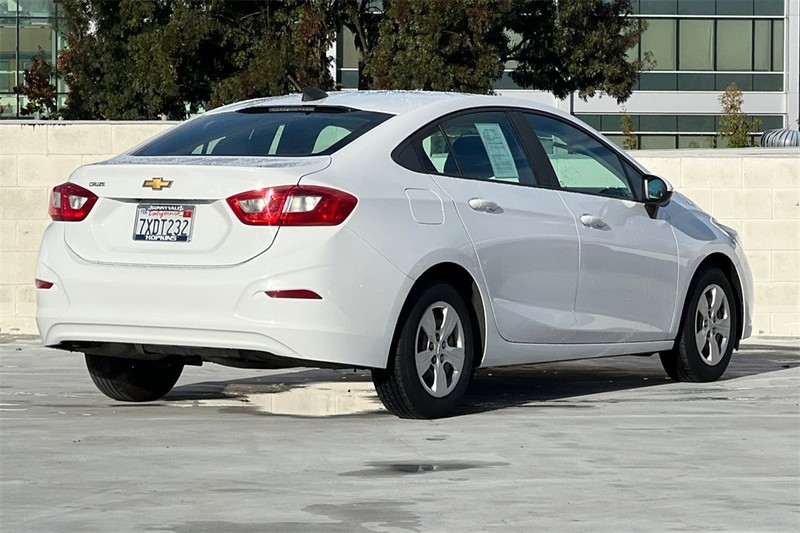 Chevrolet Cruze Vehicle Full-screen Gallery Image 03