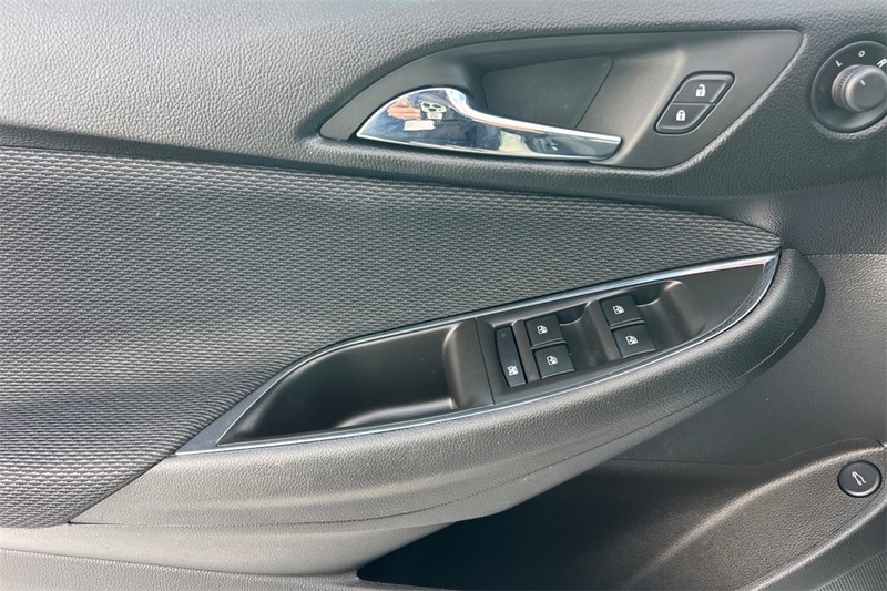 Chevrolet Cruze Vehicle Full-screen Gallery Image 10