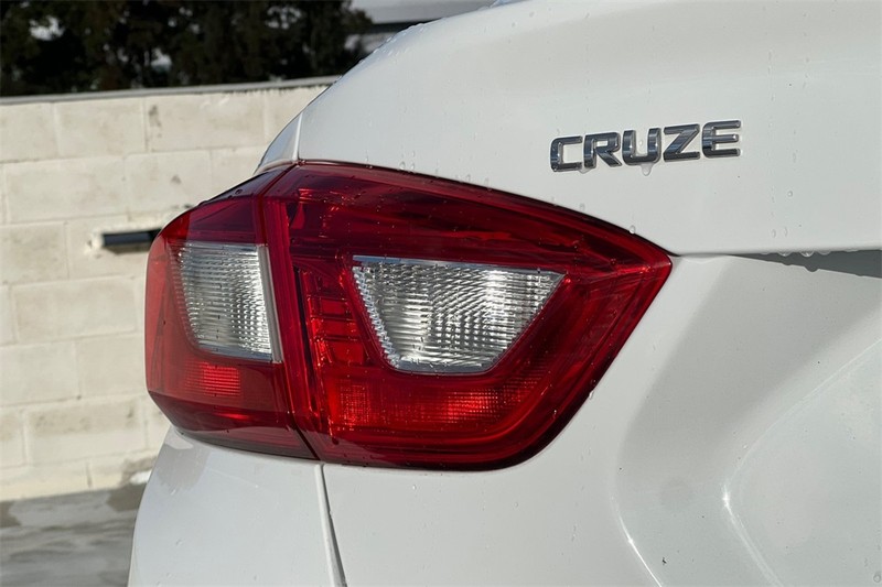 Chevrolet Cruze Vehicle Full-screen Gallery Image 24
