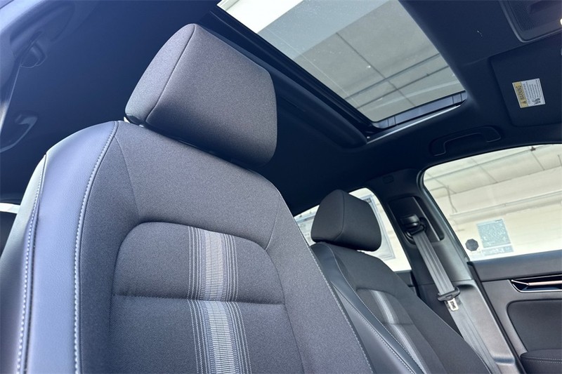 Honda Civic Hatchback Hybrid Vehicle Full-screen Gallery Image 13