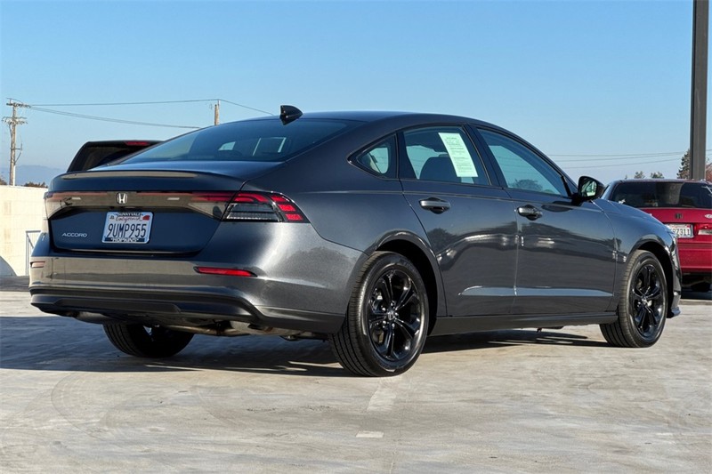 Honda Accord Sedan Vehicle Full-screen Gallery Image 03