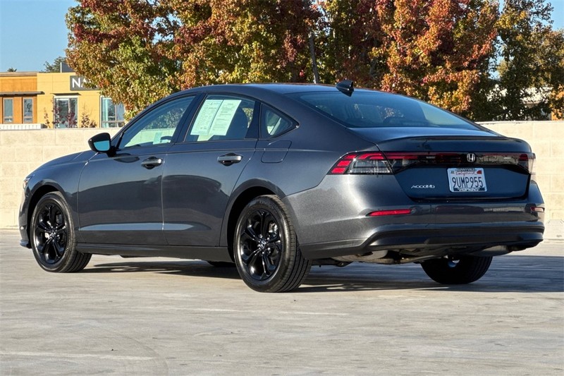 Honda Accord Sedan Vehicle Full-screen Gallery Image 05