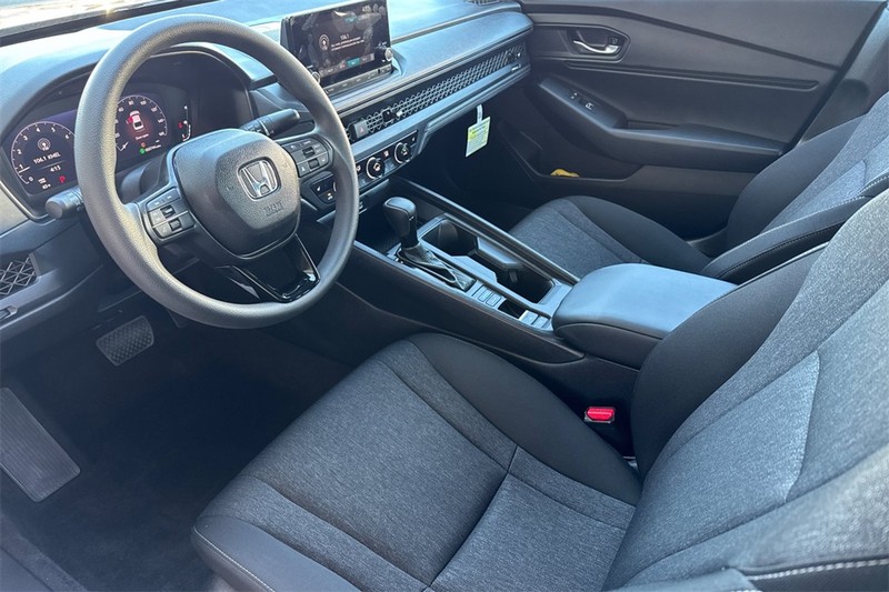 Honda Accord Sedan Vehicle Full-screen Gallery Image 09