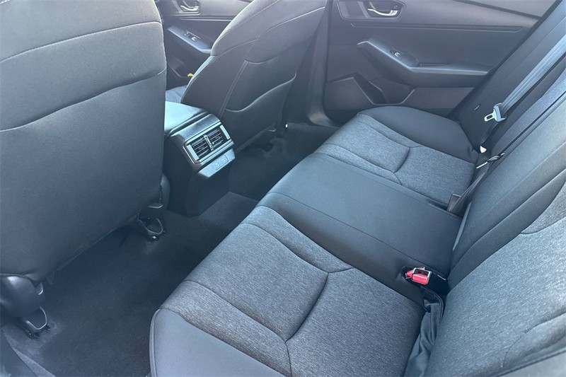 Honda Accord Sedan Vehicle Full-screen Gallery Image 11