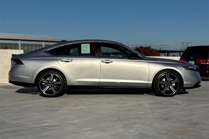 Honda Accord Hybrid Vehicle Full-screen Gallery Image 02