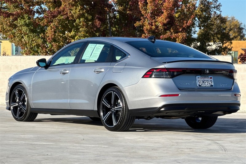 Honda Accord Hybrid Vehicle Full-screen Gallery Image 05