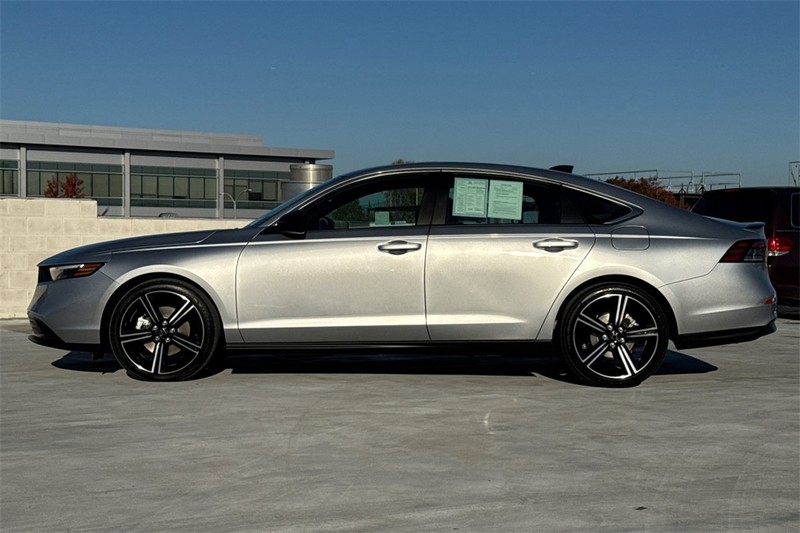 Honda Accord Hybrid Vehicle Full-screen Gallery Image 06