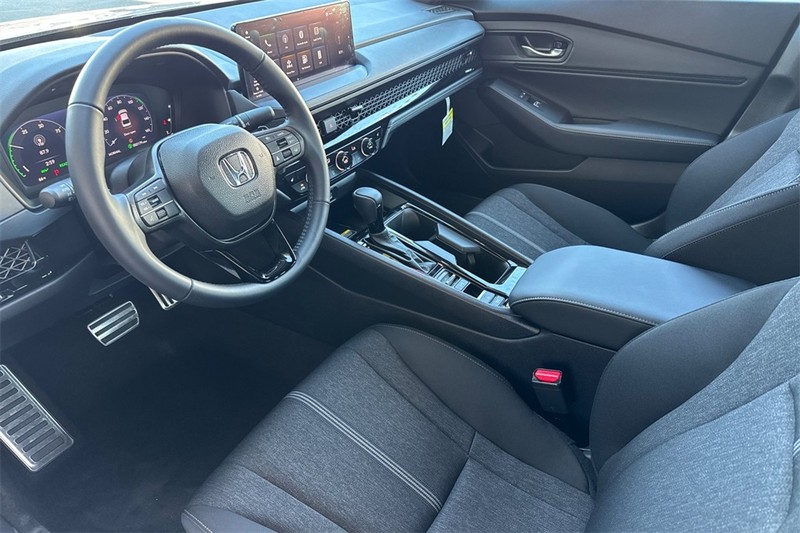 Honda Accord Hybrid Vehicle Full-screen Gallery Image 09