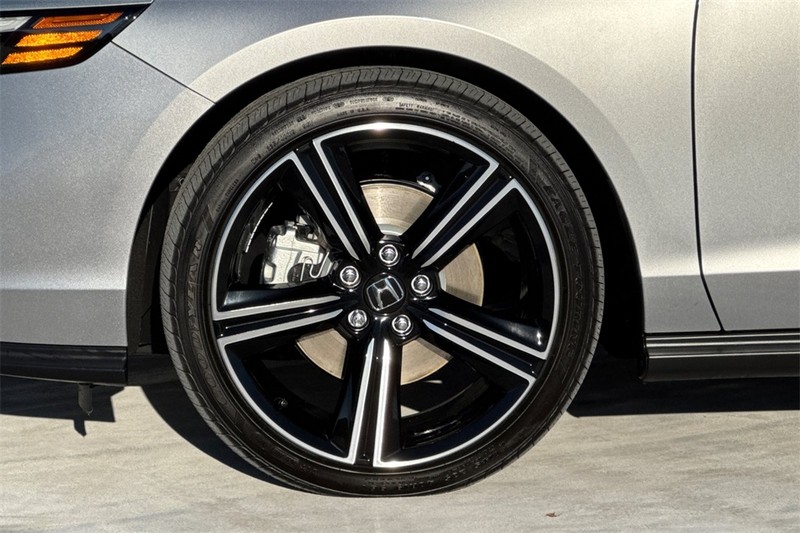 Honda Accord Hybrid Vehicle Full-screen Gallery Image 24