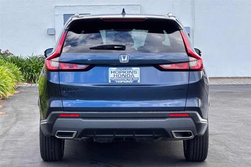 Honda CR-V Hybrid Vehicle Full-screen Gallery Image 05