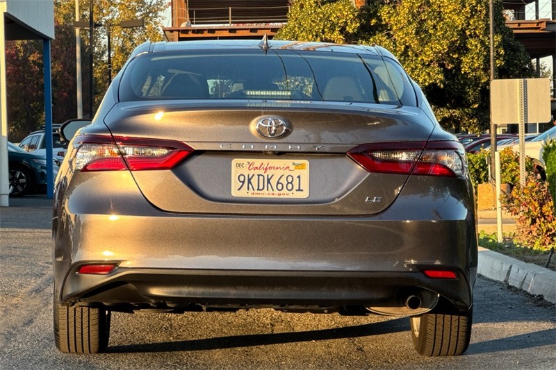 Toyota Camry Vehicle Full-screen Gallery Image 04