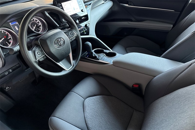 Toyota Camry Vehicle Full-screen Gallery Image 09