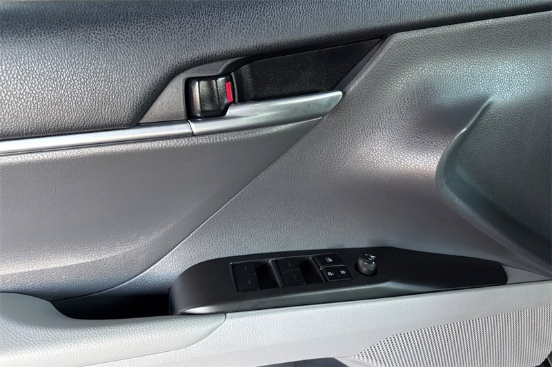 Toyota Camry Vehicle Full-screen Gallery Image 10