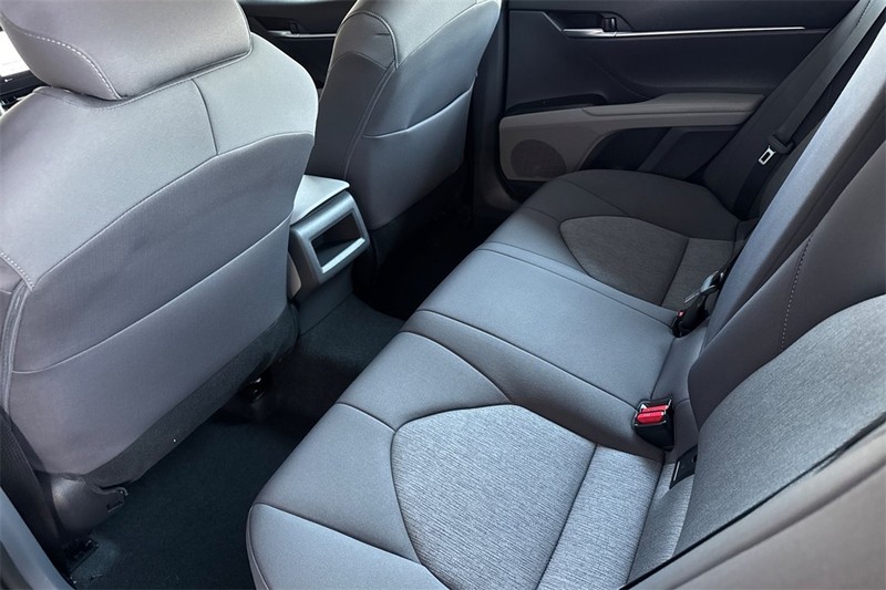 Toyota Camry Vehicle Full-screen Gallery Image 11