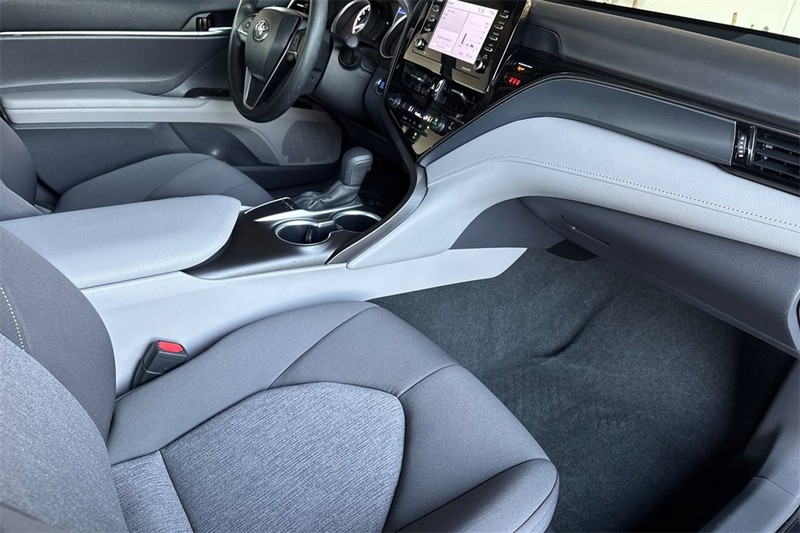 Toyota Camry Vehicle Full-screen Gallery Image 14