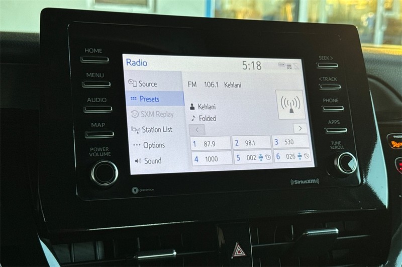 Toyota Camry Vehicle Full-screen Gallery Image 16