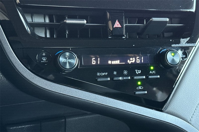 Toyota Camry Vehicle Full-screen Gallery Image 18