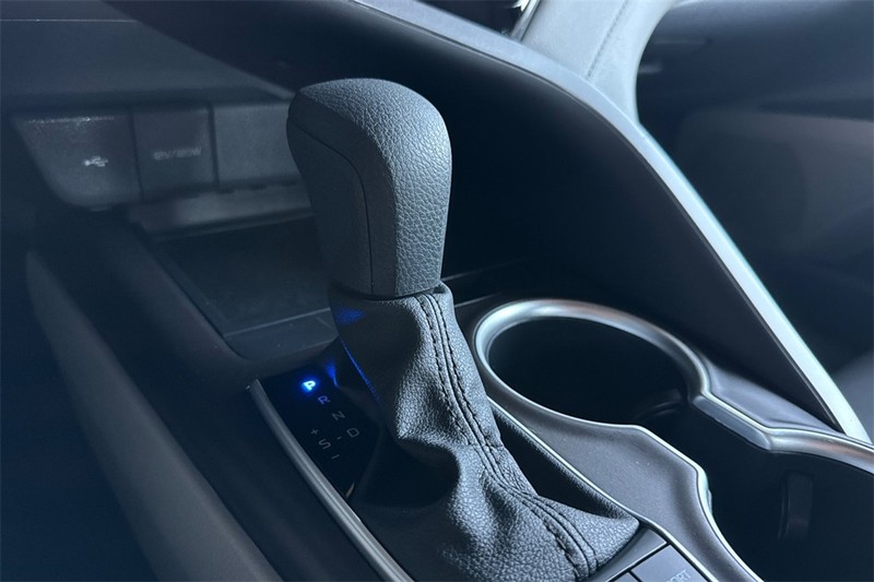 Toyota Camry Vehicle Full-screen Gallery Image 19