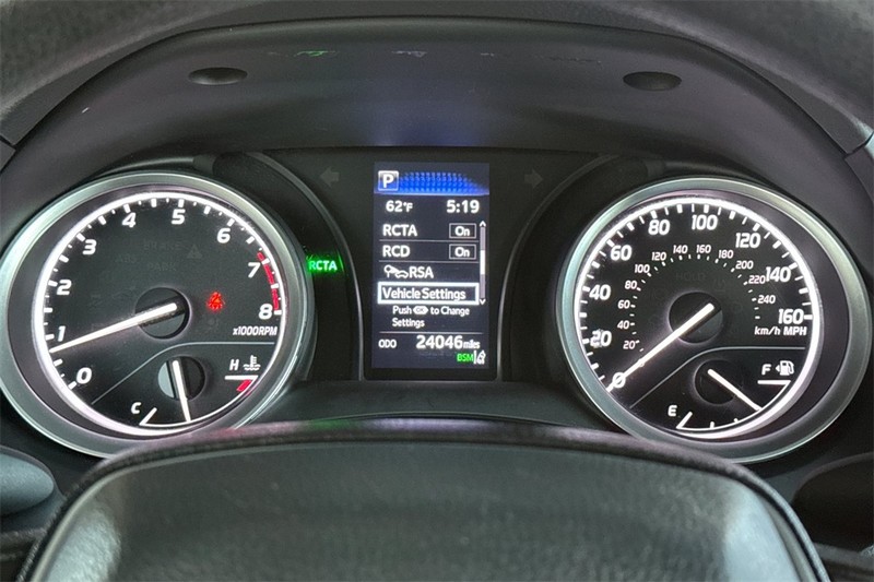 Toyota Camry Vehicle Full-screen Gallery Image 22