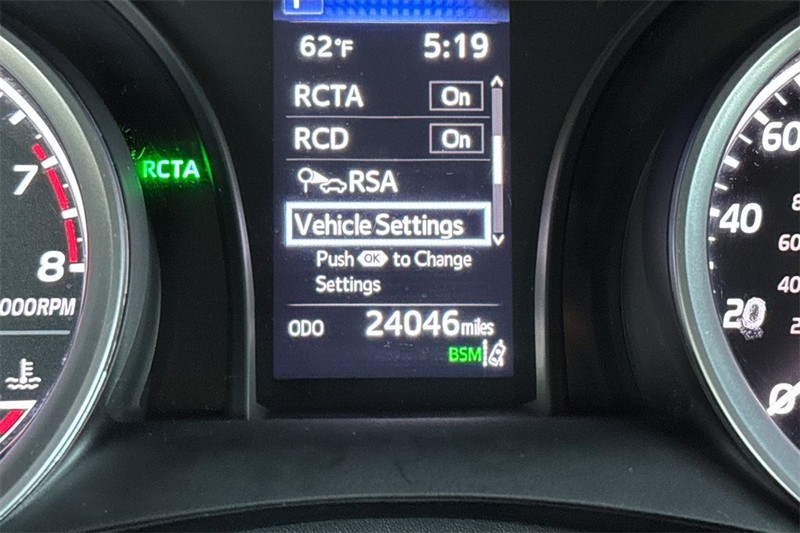 Toyota Camry Vehicle Full-screen Gallery Image 23