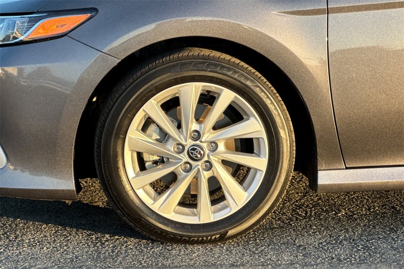 Toyota Camry Vehicle Full-screen Gallery Image 24