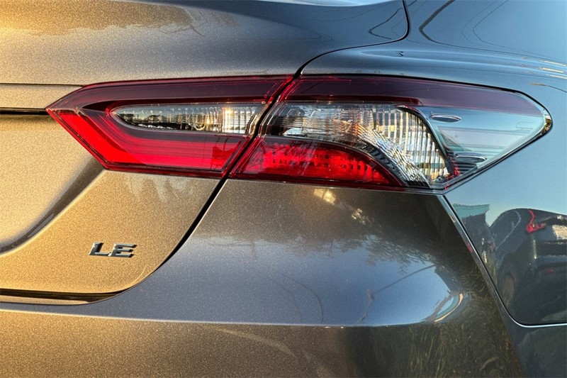 Toyota Camry Vehicle Full-screen Gallery Image 25