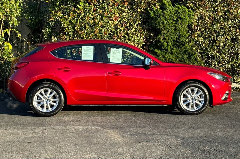 Mazda Mazda3 Hatchback Vehicle Full-screen Gallery Image 02