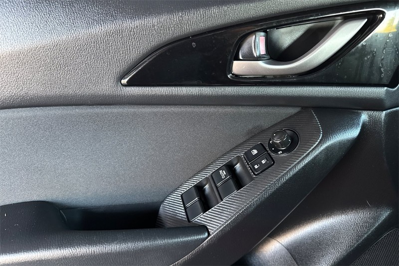 Mazda Mazda3 Hatchback Vehicle Full-screen Gallery Image 10