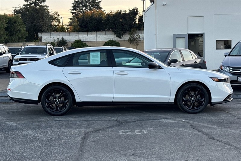 Honda Accord Sedan Vehicle Full-screen Gallery Image 02