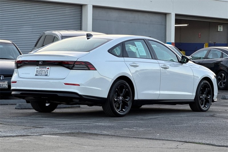 Honda Accord Sedan Vehicle Full-screen Gallery Image 03