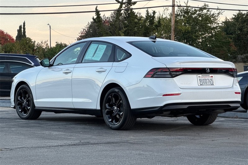 Honda Accord Sedan Vehicle Full-screen Gallery Image 05