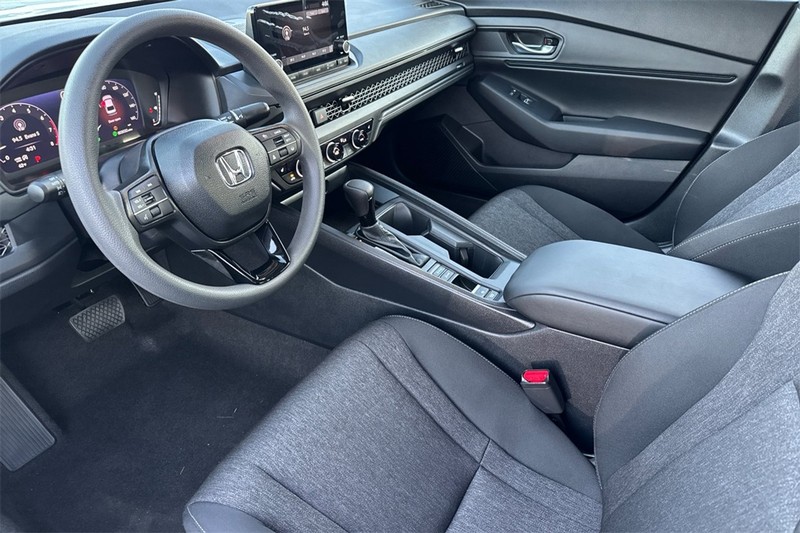 Honda Accord Sedan Vehicle Full-screen Gallery Image 09