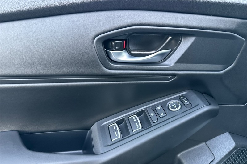 Honda Accord Sedan Vehicle Full-screen Gallery Image 10