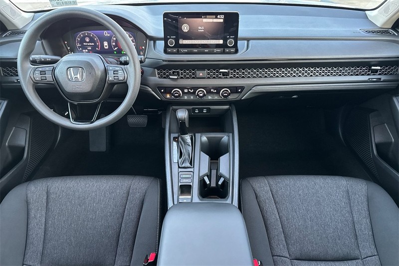 Honda Accord Sedan Vehicle Full-screen Gallery Image 12