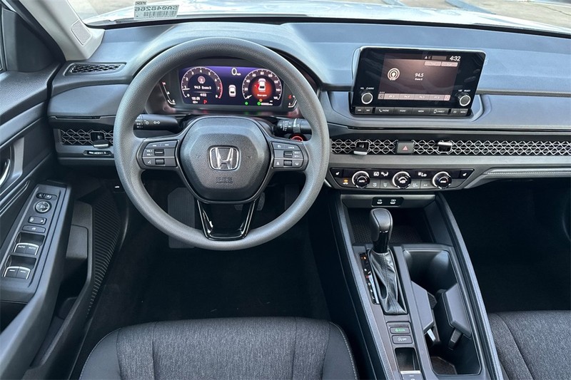 Honda Accord Sedan Vehicle Full-screen Gallery Image 13